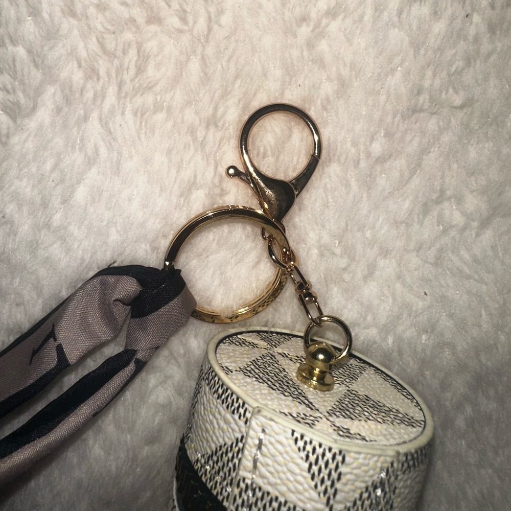 Keychain Bucket Bag Cosmetic Chapstick Holder - Picture 3 of 7